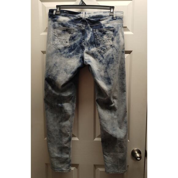 Elite Women's Size 16W Distressed Ripped Acid Wash Studded Embellished Jeans - Picture 2 of 7